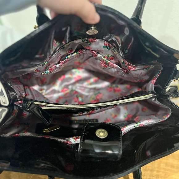 Betsy Johnson patent leather shoulder handbag with bow accent EUC - Picture 2 of 6